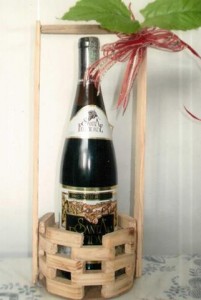 MINHA SAUDOSA AMIGA Dona TEREZINHA MENEZES BARBOSA, onde a senhora estiver, saiba que essa garrafa de vinho que tem o nome de SANTA FELICIDADE está guardada com muito carinho e toda QUINTA-FEIRA SANTA se DEUS me permitir tomarei um CÁLICE para me lembrar sempre da senhora.