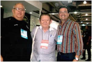 JOSÉ LEITE ladeado pelos amigos BOLINHA e JOÃO BASILE (JAGUAR PRODUTO ÓTICAS) EXPO ABIÓTICA-2014.