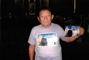 JOSÉ LEITE distribuindo impressos com a foto do PADRE CÍCERO e do PAPA FRANCISCO na CATEDRAL DA SÉ em SÃO PAULO. Foto: 06-04-2014. 