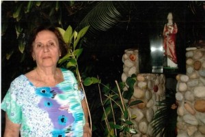 Faleceu no último dia 13 a noite a amiga IRECÊ DARWICH. EX. PRIMEIRA DAMA do MUNICÍPIO de ILHÉUS esposa do saudoso EX. PREFEITO EDMON DARWICH. DONA IRECÊ tinha uma grande devoção por SANTA BARBARA e mandou fazer um lindo PEDESTAL na área externa da sua residência onde colocou uma imagem da SANTA MILAGROSA (foto).