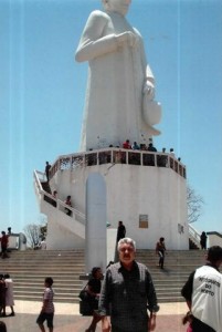 Espero rever em JUAZEIRO DO NORTE meu grande amigo Dr. IDERVAL TENÓRIO juazeirense, mas residindo na CAPITAL BAIANA. Na foto: Dr. IDERVAL na COLINA do HORTO em JUAZEIRO.