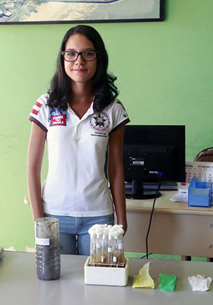 A estudante do Ceep Amev, Stephanie Lauren foi duplamente premiada na Febrace. Foto Gidelzo Silva Secom Ilheus.