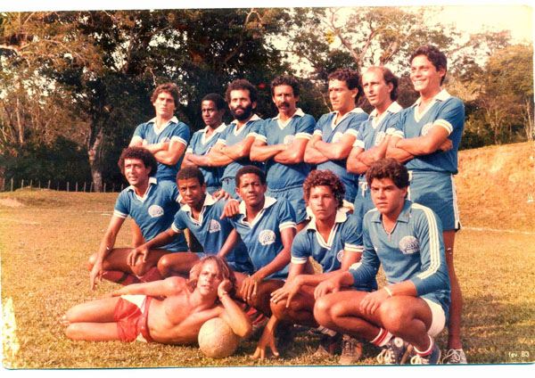 DEMOSTINHO, WILSON CHARMITE, LEVITA (BARBA), JONGA NORA, TONECA, SILVIO NORA E DADINHO BADARÓ.
AGACHADOS. IVO TELEVISAO,NAZARE,CHARMITE,CESAR, VALDELINHO, GOLEIRO PEÇA RARA ANTONIO JOSE (SANTO CALIFORNIA),***** FOTO DA CAMPANHA ELEITORAL DA MAE DE DEMOSTINHO,( DONA VITORIA BERBET) NA FAZENDA
**** FEVEREIRO DE 1983.