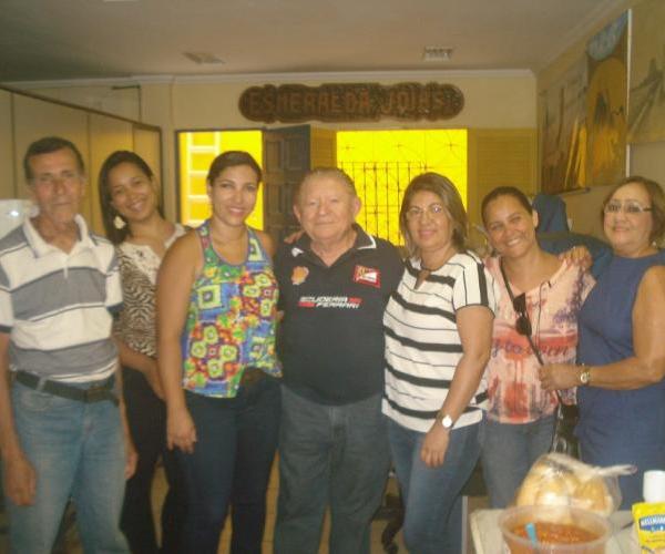 No último dia 26 de Outubro, LUCIENE LOPES SILVEIRA (Blusa branca de listras pretas) comemorou mais um Aniversário junto com os (as) colegas de trabalho com um farto CAFÉ DA MANHÃ na ÓTICA SAFIRA. PARABÉNS!