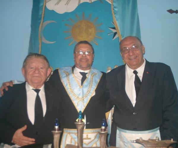 Na última quinta feira de Outubro (27-10-2016) foi comemorado os 44 anos como Maçom dos CINCO IRMÃOS naquela respeitável LOJA MAÇÔNICA. Somente 2 irmãos dos cinco estavam presentes, os outros, por motivo de força maior, não puderam comparecer. Na foto acima: JOSÉ LEITE DE SOUZA, SILVIO SOUZA SANTOS (Venerável da Loja Maçônica REGENERAÇÃO SULBAIANA) e ANTÔNIO OCKÉ. (Foto: 27-10-2016).